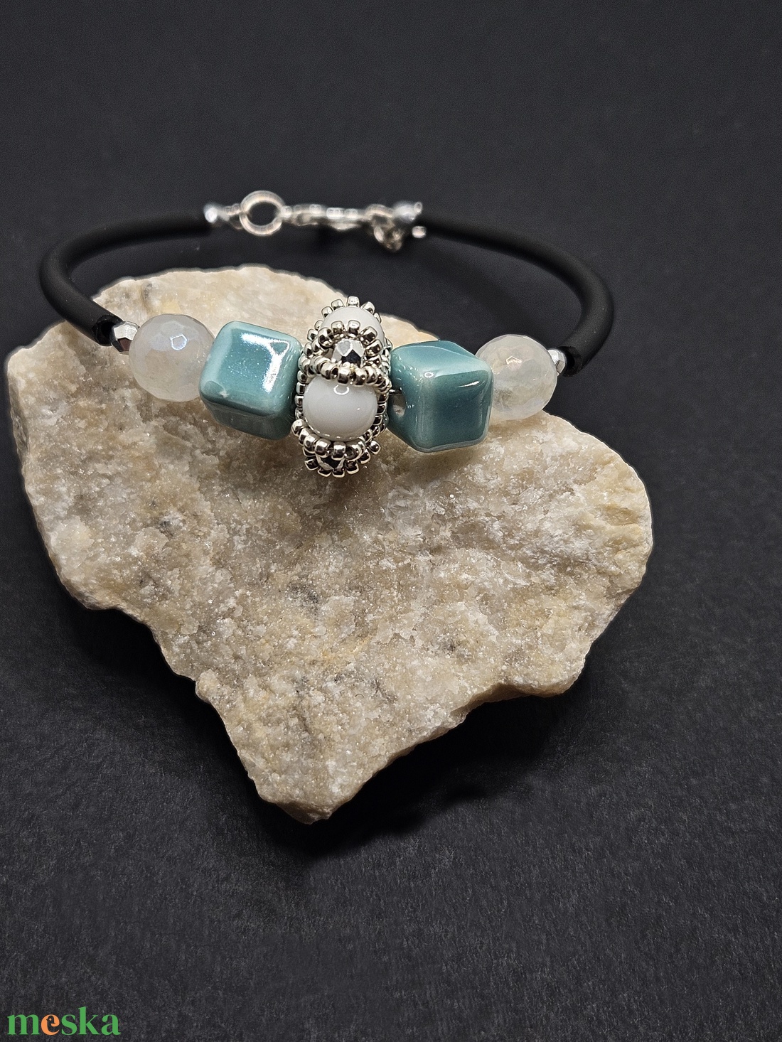 Fehér-türkiz karperec - ékszer - karkötő - memóriadrótos karkötő - Meska.hu