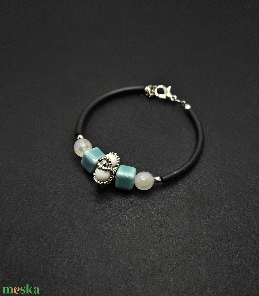 Fehér-türkiz karperec - ékszer - karkötő - memóriadrótos karkötő - Meska.hu