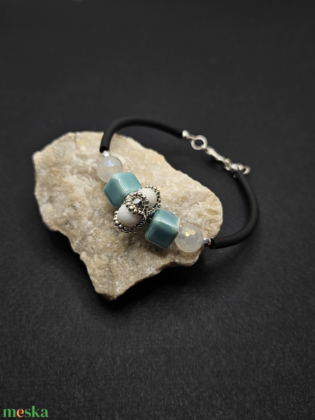 Fehér-türkiz karperec - ékszer - karkötő - memóriadrótos karkötő - Meska.hu