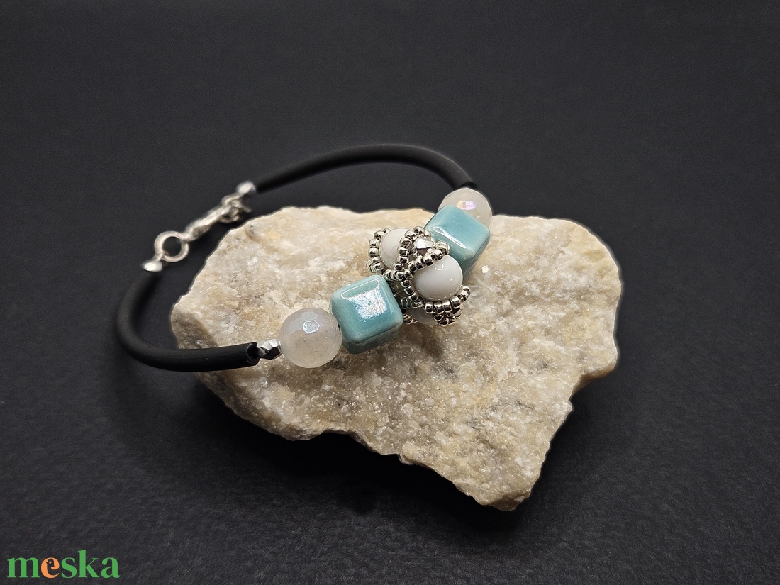 Fehér-türkiz karperec - ékszer - karkötő - memóriadrótos karkötő - Meska.hu