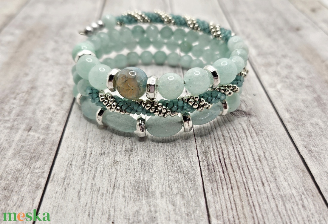 Halvány türkizkék karperec - ékszer - karkötő - memóriadrótos karkötő - Meska.hu