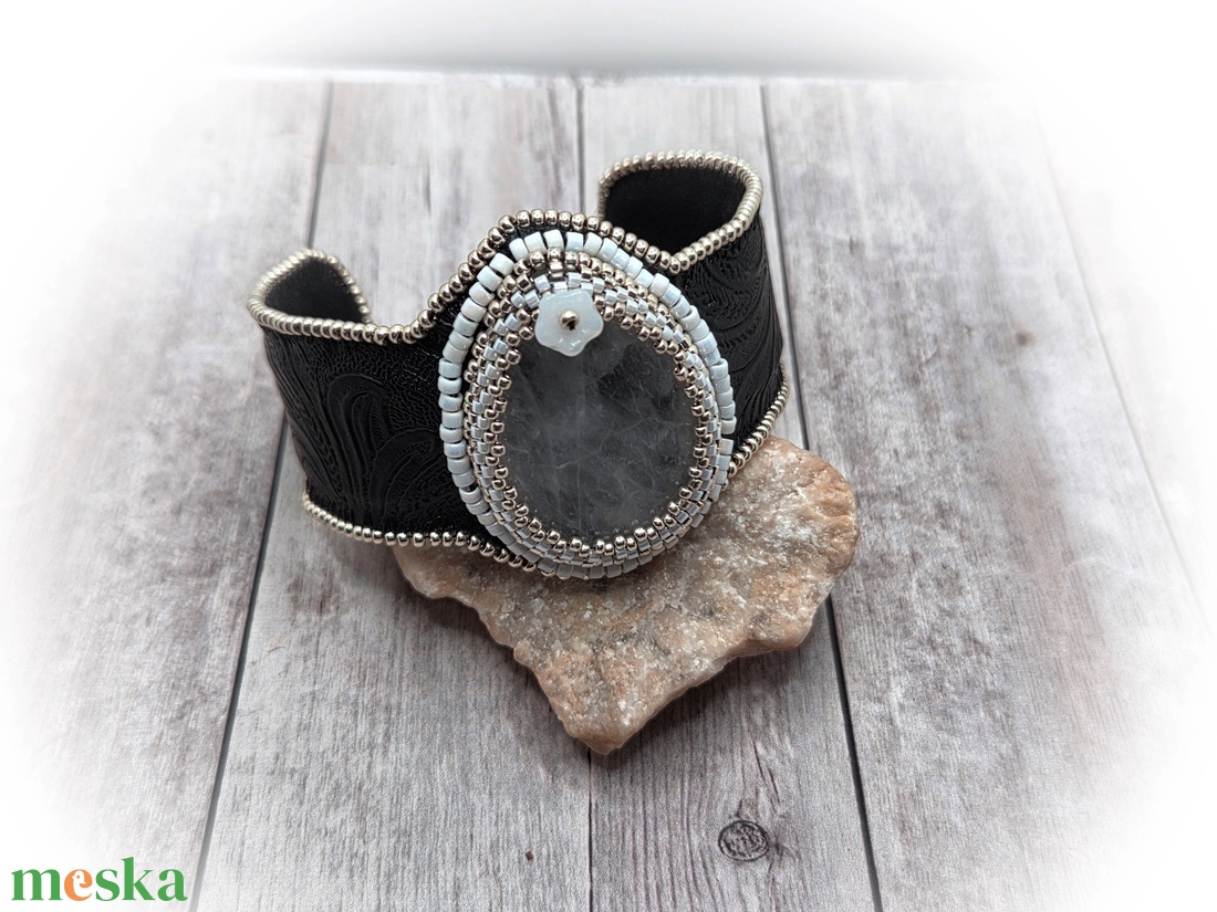 Fehér kvarc köves karperec - ékszer - karkötő - széles karkötő - Meska.hu