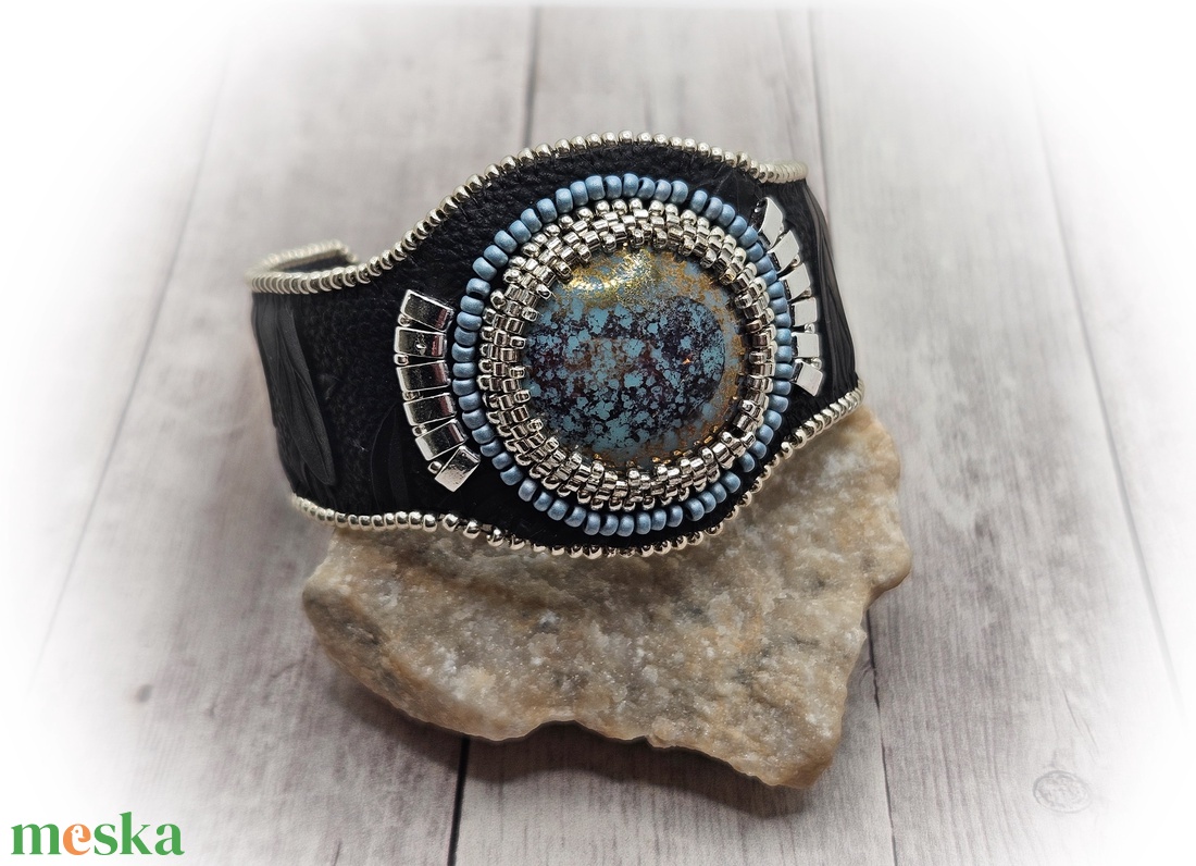 Karperec cseh üvegkabosonnal - ékszer - karkötő - széles karkötő - Meska.hu