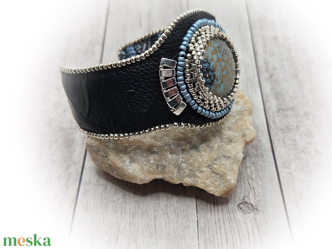 Karperec cseh üvegkabosonnal - ékszer - karkötő - széles karkötő - Meska.hu