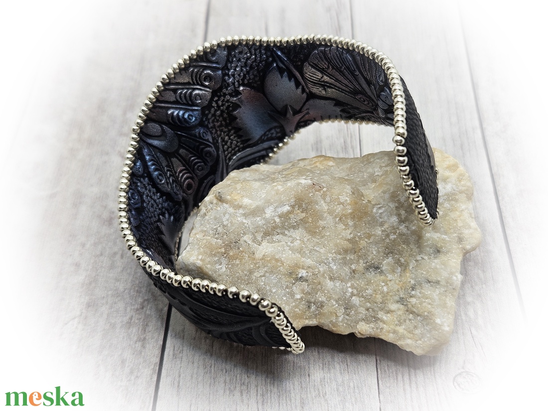 Karperec cseh üvegkabosonnal - ékszer - karkötő - széles karkötő - Meska.hu