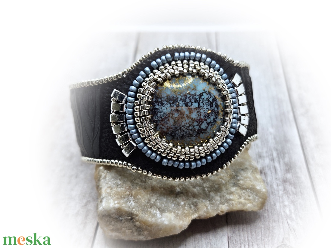 Karperec cseh üvegkabosonnal - ékszer - karkötő - széles karkötő - Meska.hu