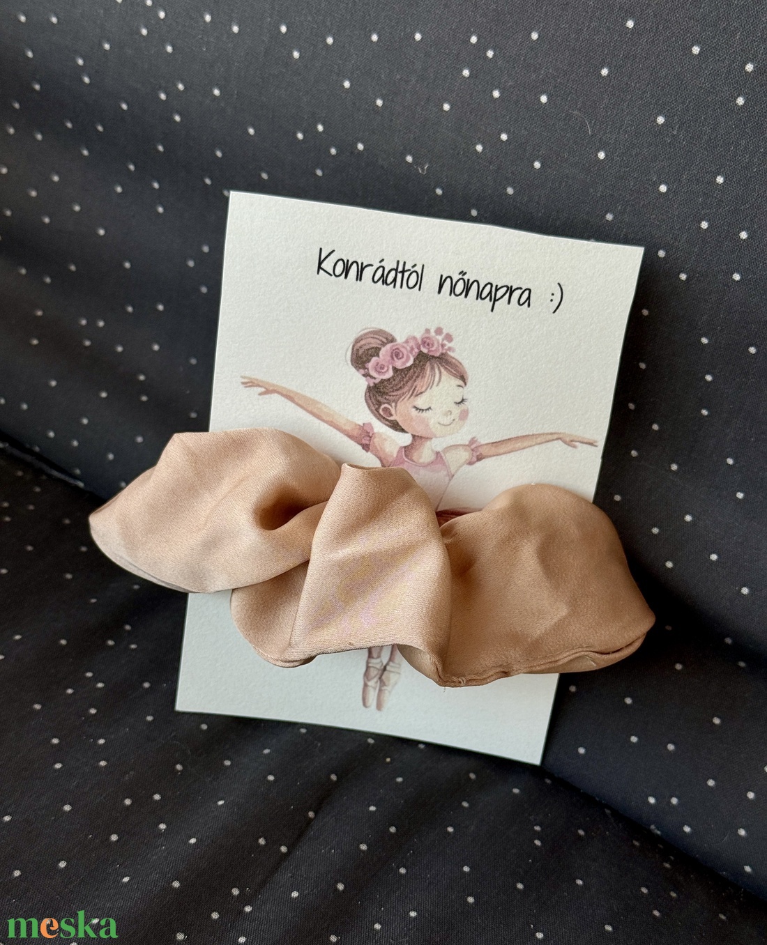 Nőnapi ballerina hajgumival - otthon & életmód - papír, írószer - ajándékozás kellékei - képeslap, üdvözlőlap - Meska.hu