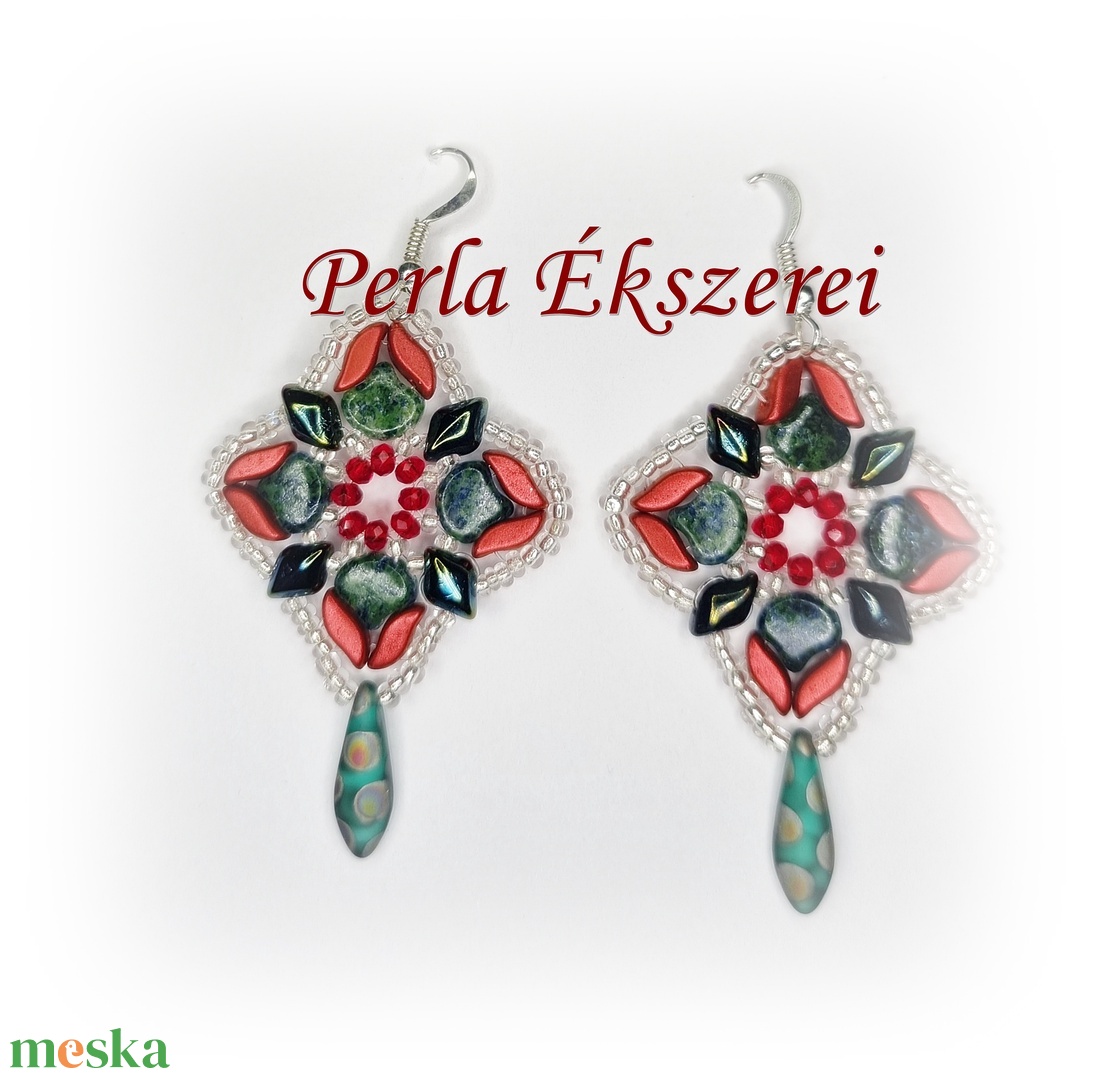 Virágos dallam nemzeti színekre hangolva - ékszer - fülbevaló - lógó fülbevaló - Meska.hu