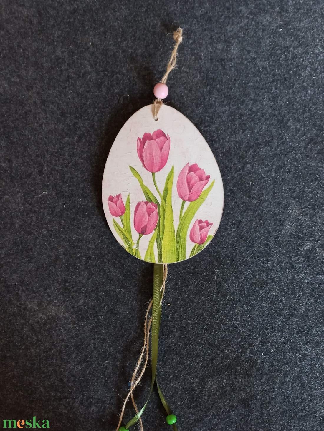Tojás alakú fa dísz szalagokkal, madzaggal, fagolyókkal. - ünnepi díszek, dekorációk - húsvéti díszek és dekorációk - Meska.hu
