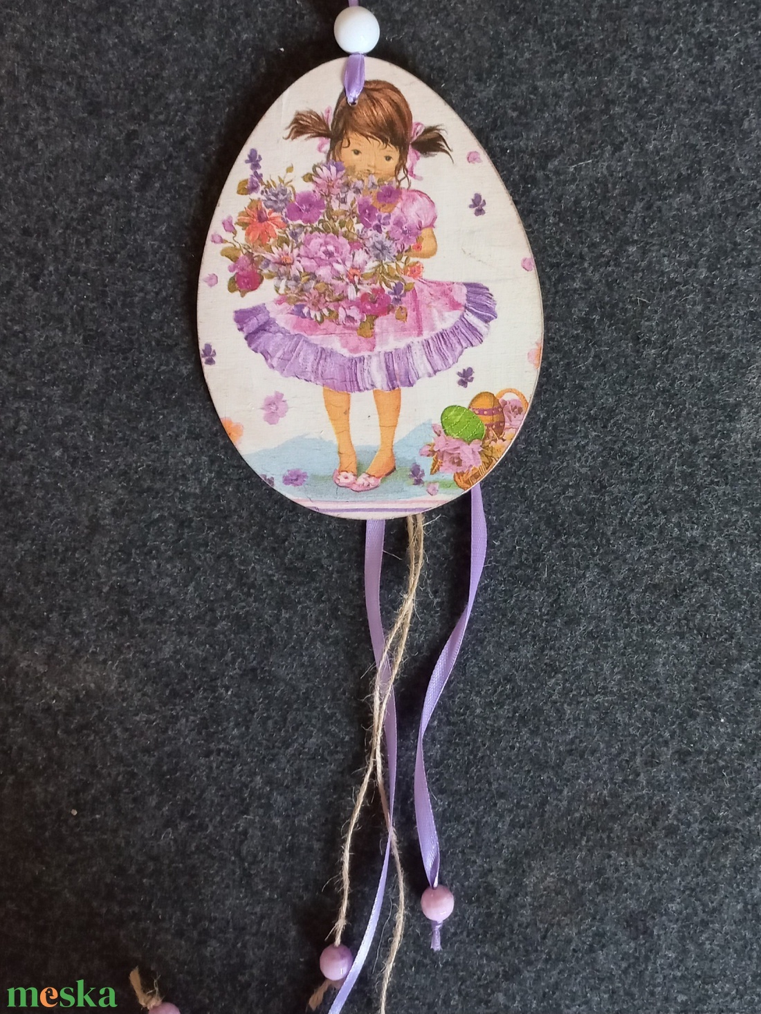 Húsvéti tojásos, kislányos fa dísz szalagokkal, madzaggal, fagolyókkal. - ünnepi díszek, dekorációk - húsvéti díszek és dekorációk - Meska.hu