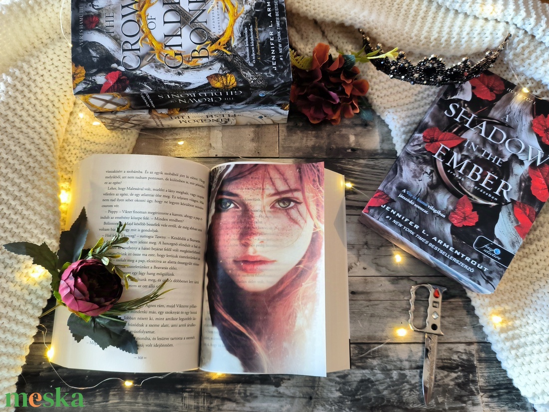 Poppy a Szűz overlay, Vér és hamu sorozathoz - művészet - grafika & illusztráció - művészi nyomat - Meska.hu Poppy a Szűz overlay, Vér és hamu sorozathoz - művészet - grafika & illusztráció - művészi nyomat - Meska.hu