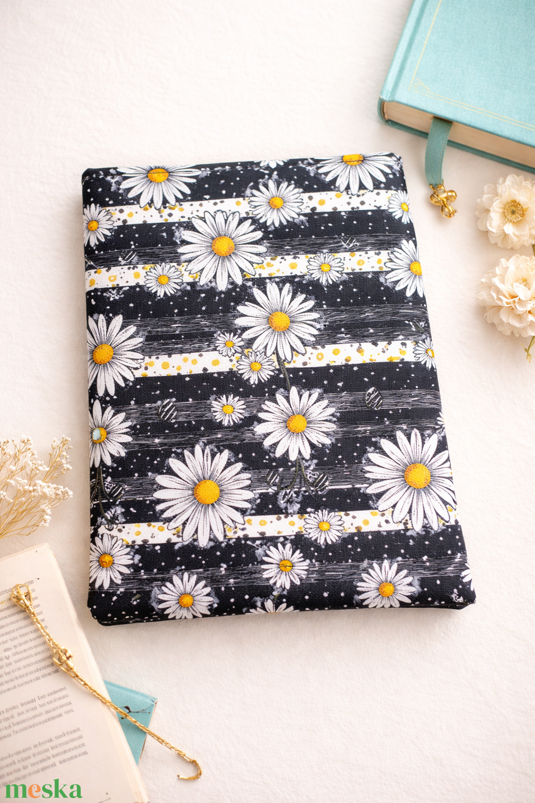 Fekete fehér csíkos, margarétás könyvtasak � Stílusos védelem kedvenc könyveidnek - Nagyméretű - könyv & zene - könyvtok - Meska.hu