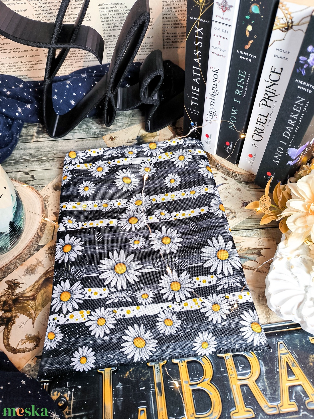 Fekete fehér csíkos, margarétás könyvtasak � Stílusos védelem kedvenc könyveidnek - Nagyméretű - könyv & zene - könyvtok - Meska.hu