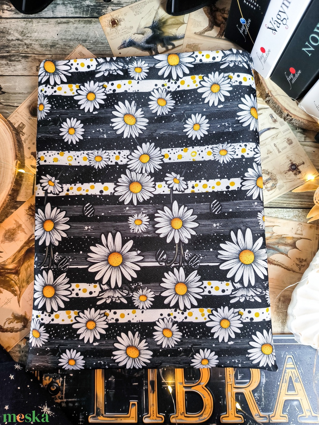 Fekete fehér csíkos, margarétás könyvtasak � Stílusos védelem kedvenc könyveidnek - Nagyméretű - könyv & zene - könyvtok - Meska.hu