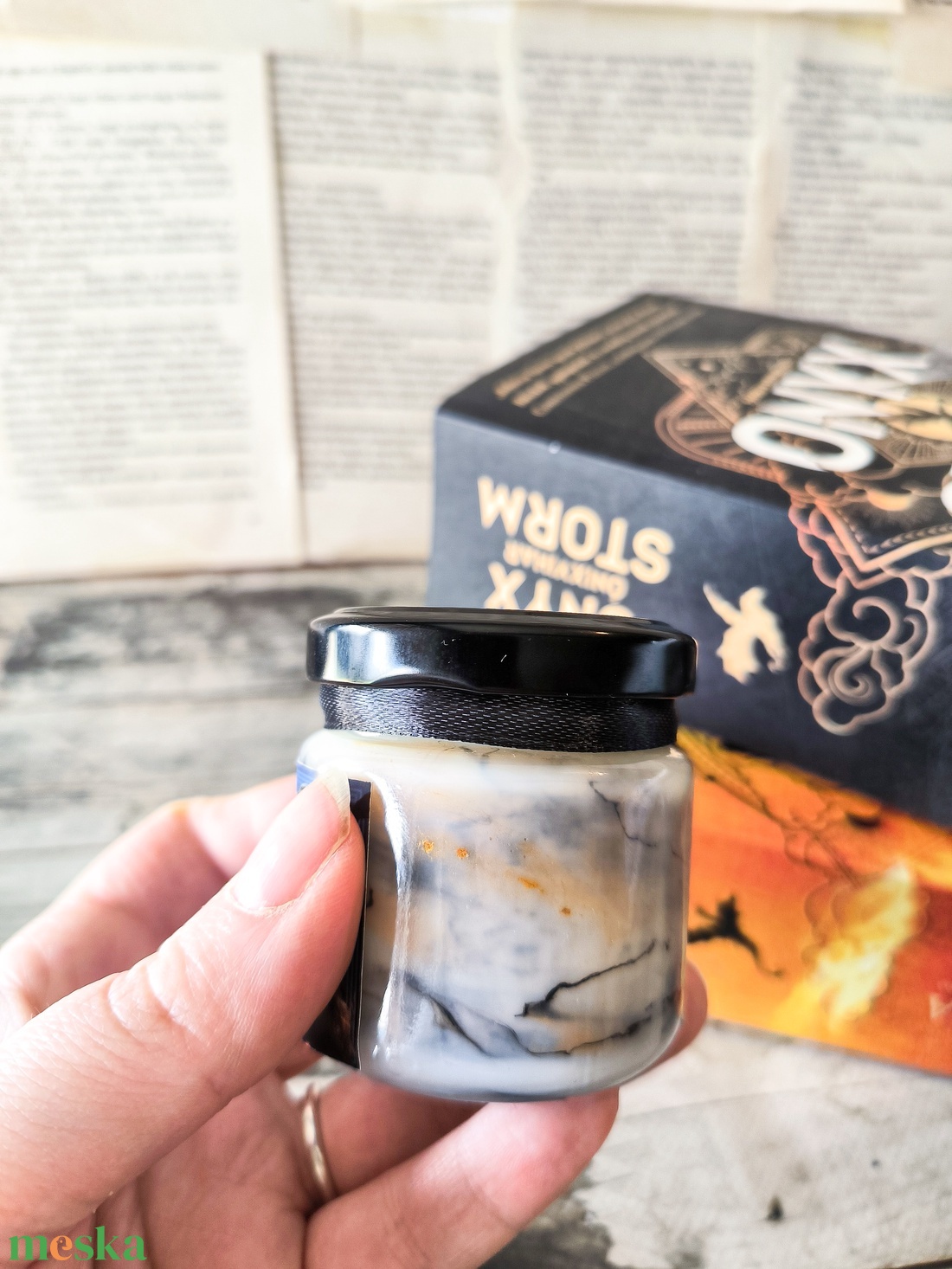 Violet Sorrengail - Fourth Wing - szójaviasz könyves gyertya - otthon & életmód - gyertya, illat, aroma - gyertya - Meska.hu