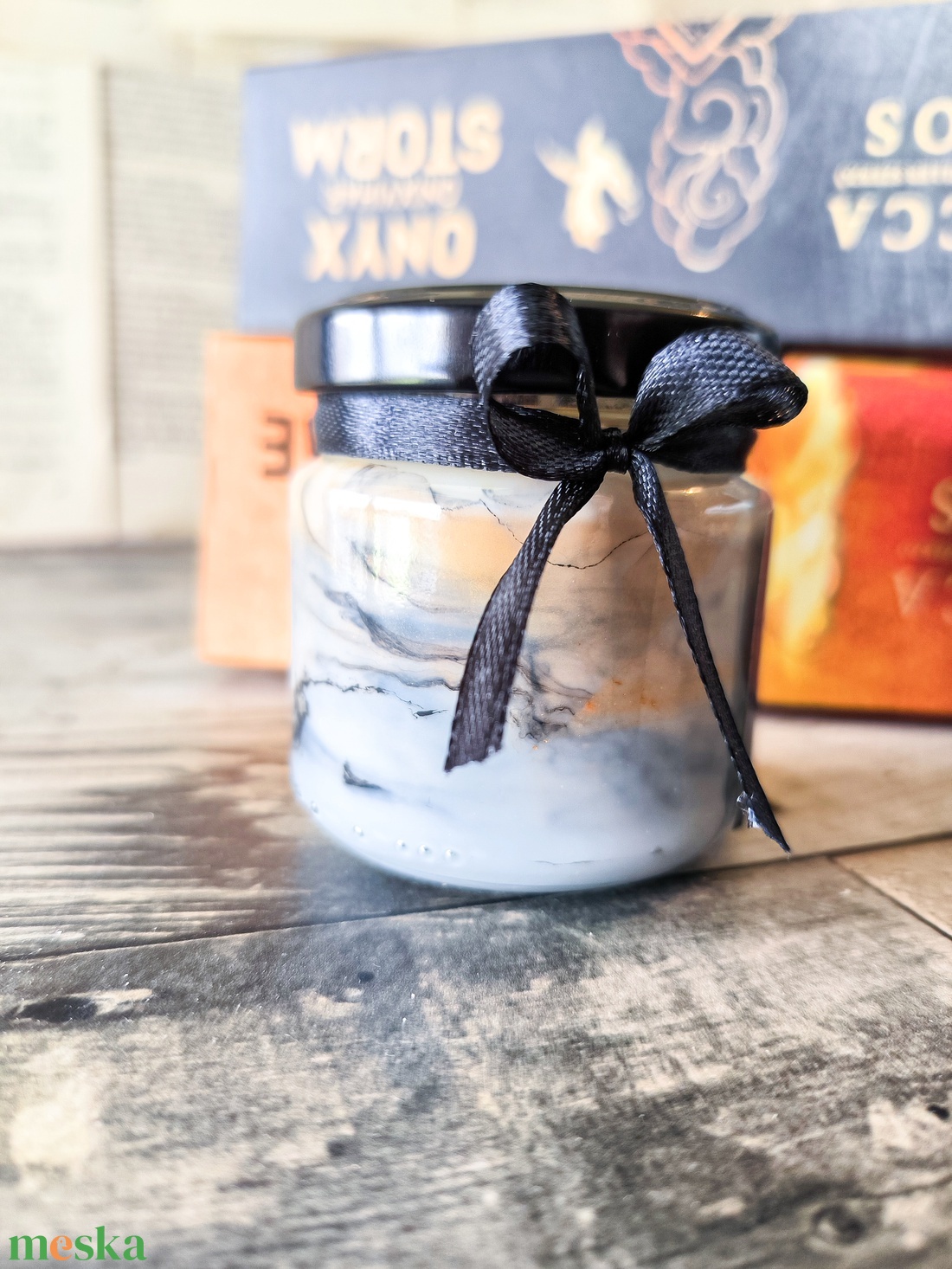 Violet Sorrengail - Fourth Wing - szójaviasz könyves gyertya - otthon & életmód - gyertya, illat, aroma - gyertya - Meska.hu