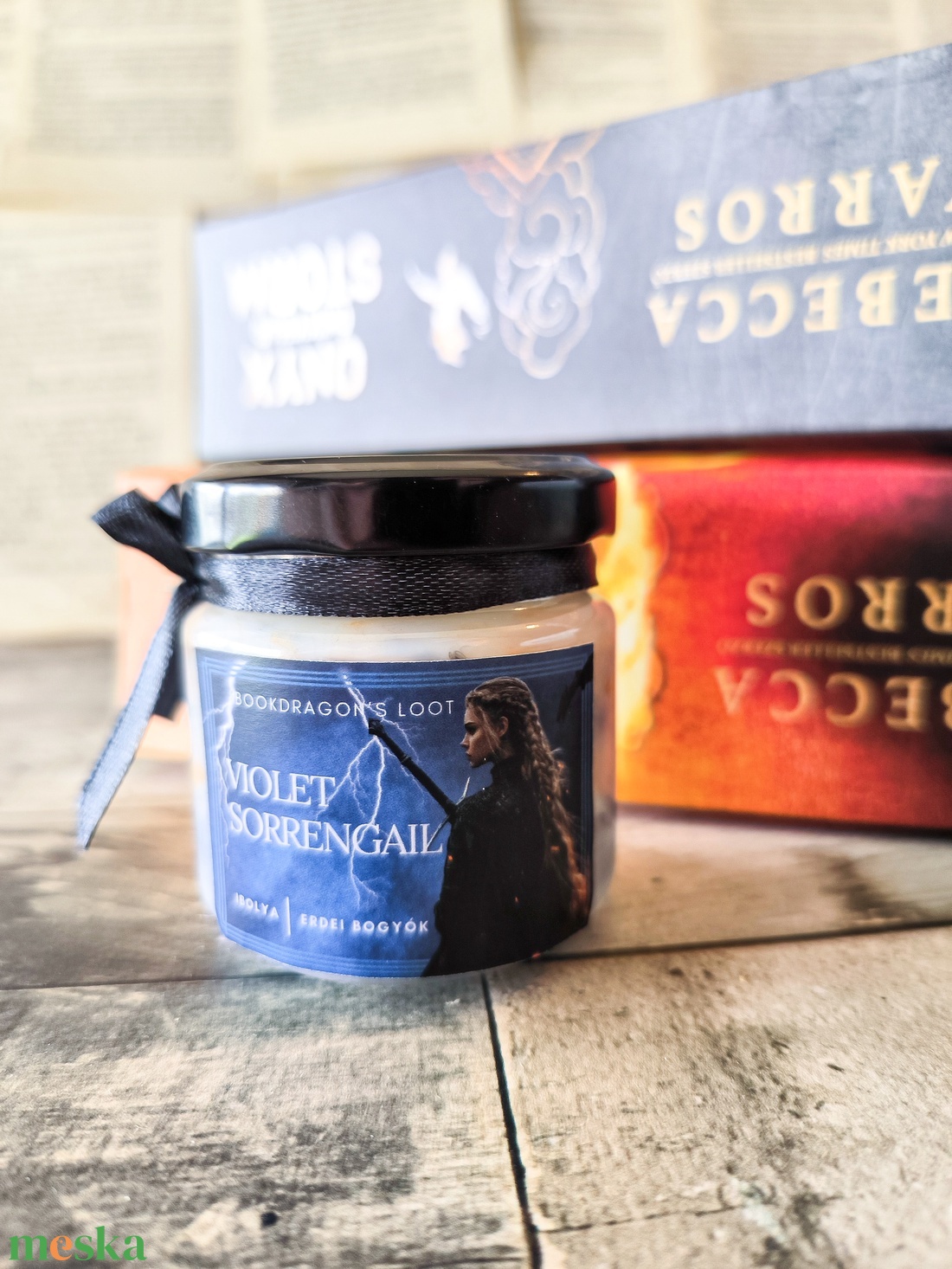 Violet Sorrengail - Fourth Wing - szójaviasz könyves gyertya - otthon & életmód - gyertya, illat, aroma - gyertya - Meska.hu