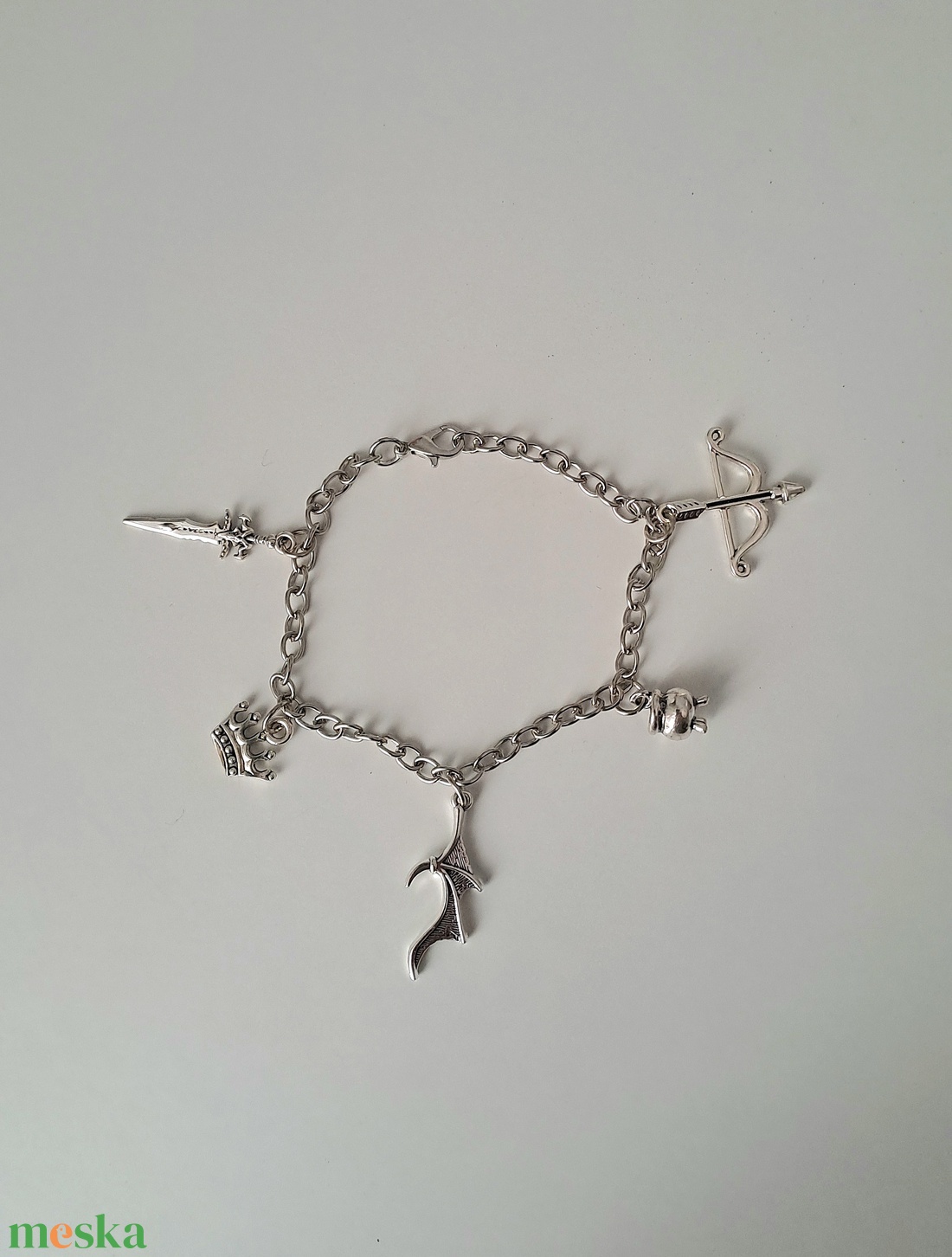 Karkötő ACOTAR tematikájú charmokkal. - ékszer - karkötő - charm karkötő - Meska.hu Karkötő ACOTAR tematikájú charmokkal. - ékszer - karkötő - charm karkötő - Meska.hu