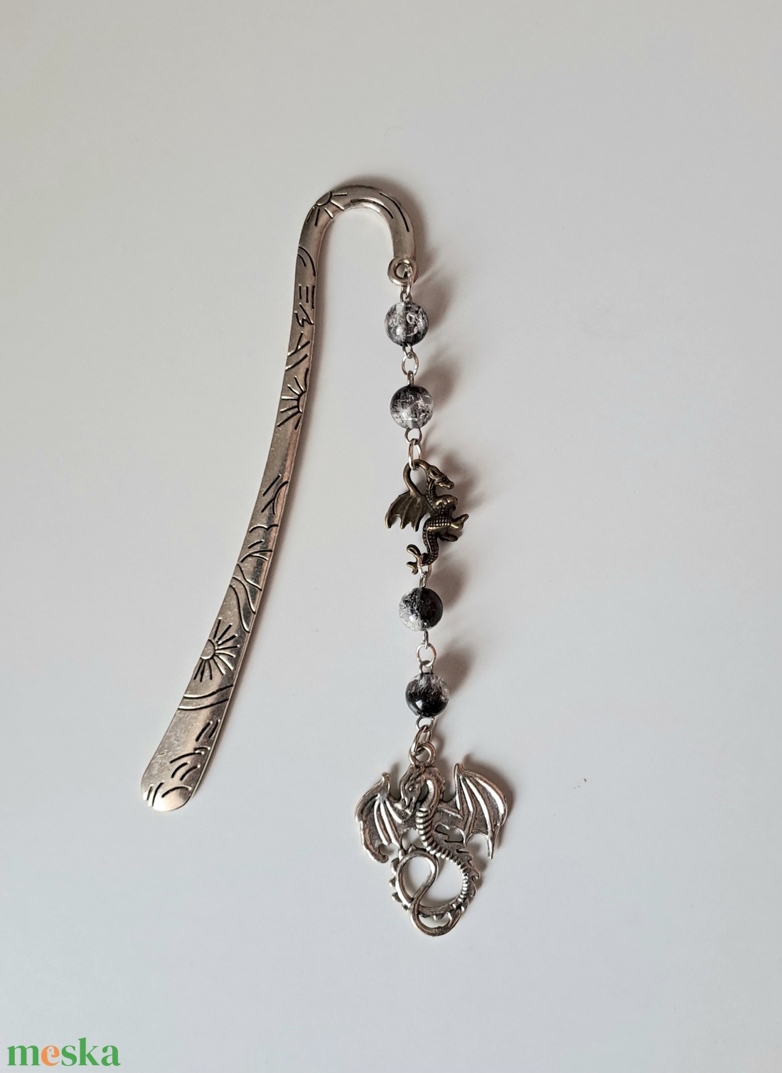 Fourth Wing Könyvjelző gyöngyökkel és charmmal - könyv & zene - könyvjelző - Meska.hu