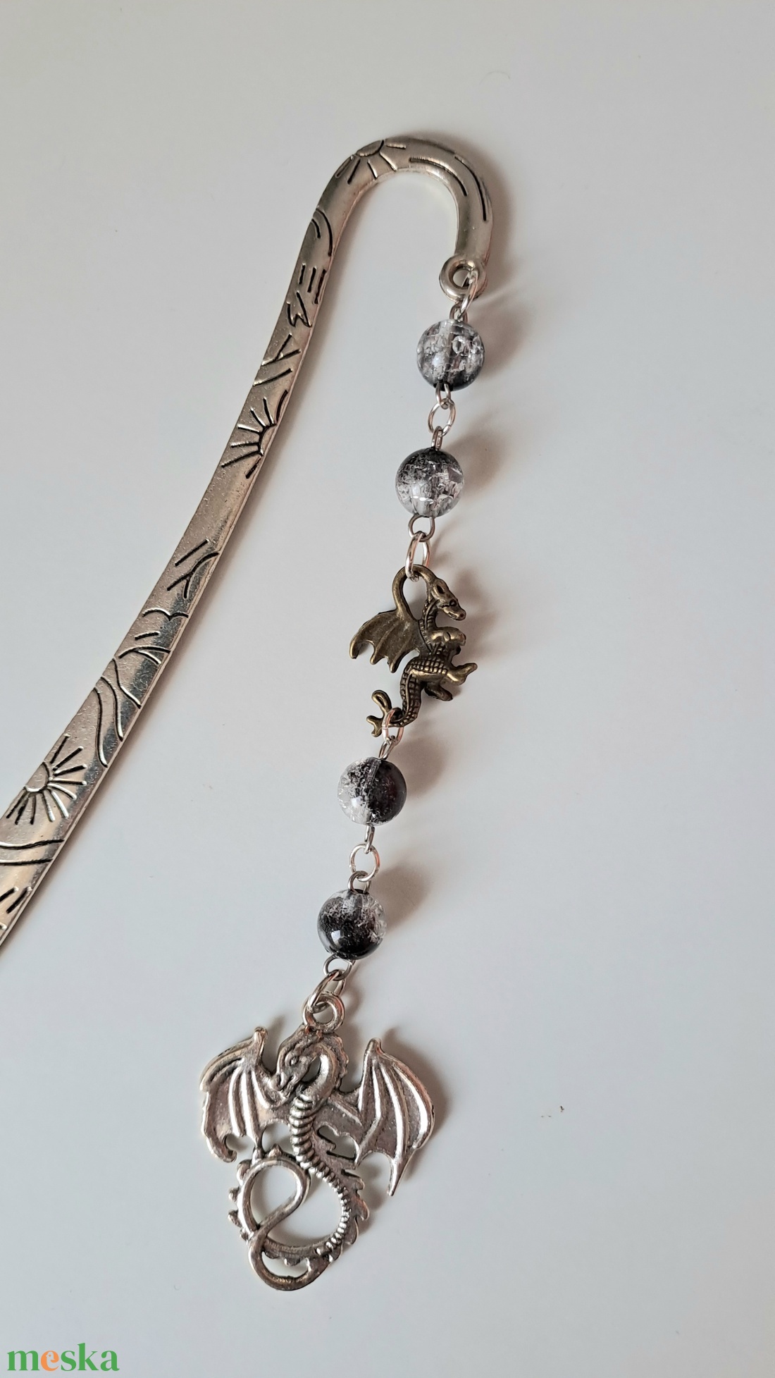 Fourth Wing Könyvjelző gyöngyökkel és charmmal - könyv & zene - könyvjelző - Meska.hu