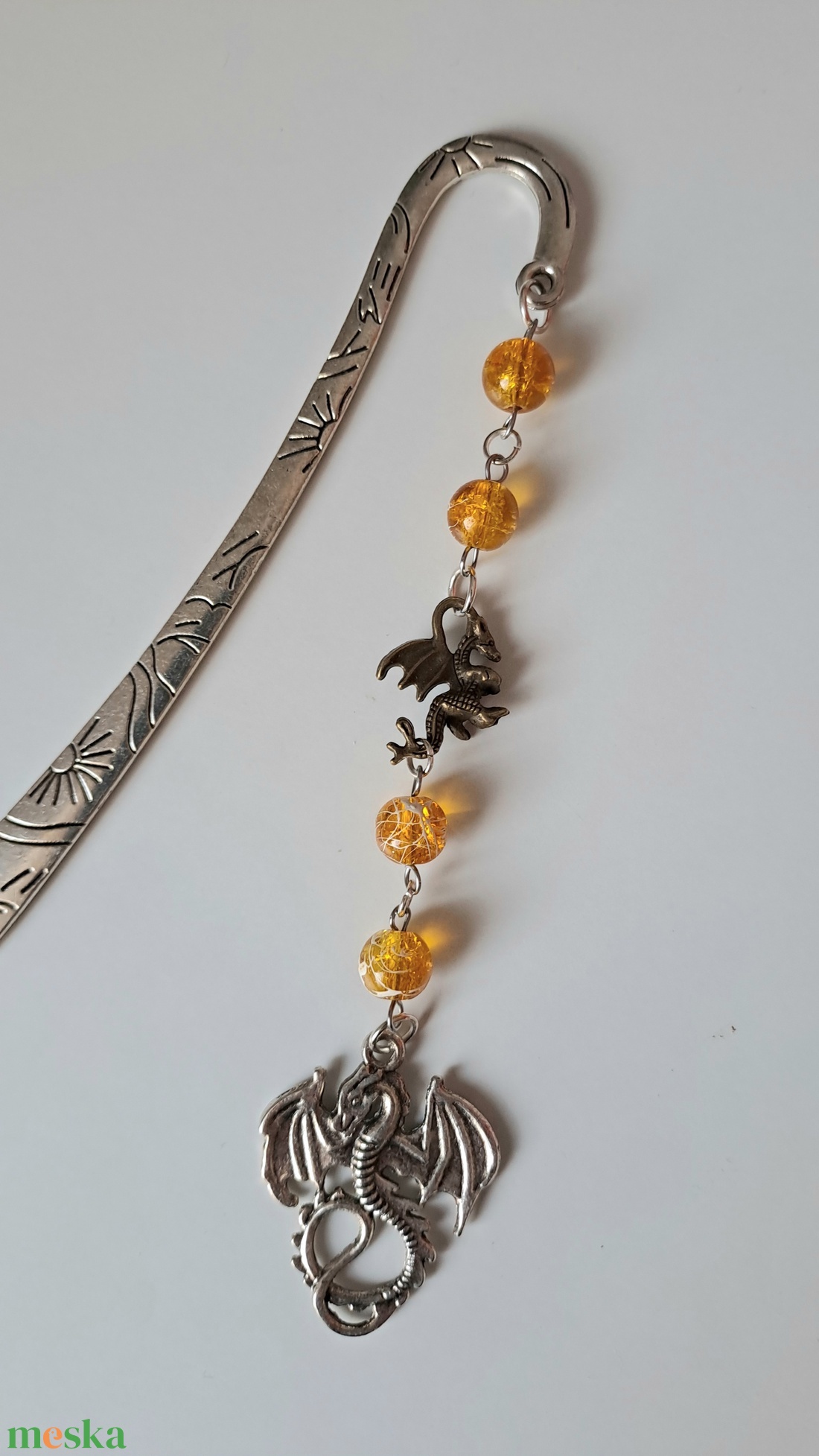 Fourth Wing Könyvjelző gyöngyökkel és charmmal - könyv & zene - könyvjelző - Meska.hu