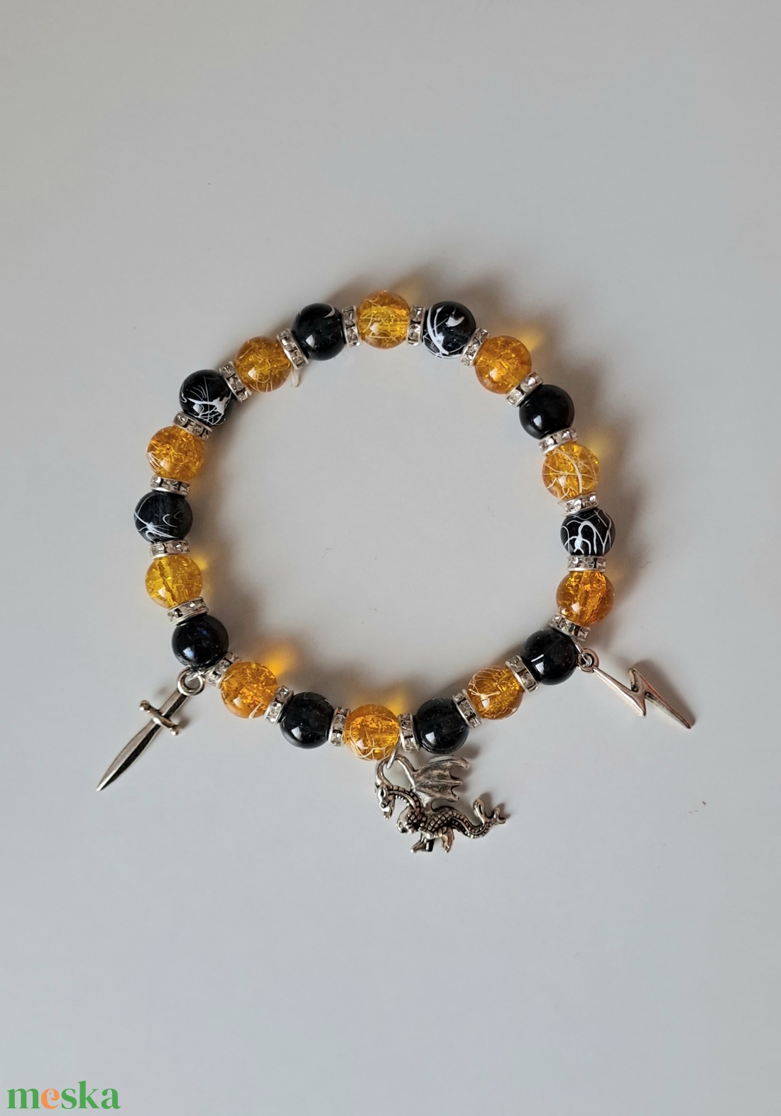 Karkötő Negyedik szárny tematikájú charmokkal és gyöngyökkel  - ékszer - karkötő - charm karkötő - Meska.hu