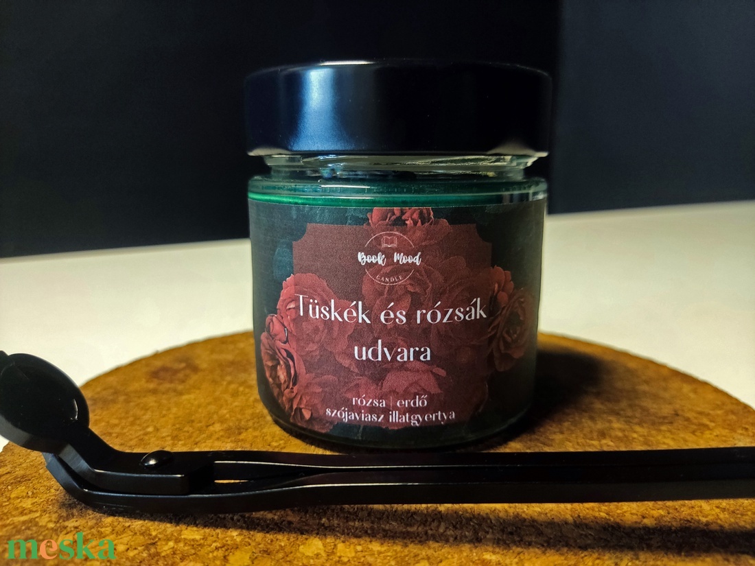 ACOTAR (Az éjszaka udvara / Rhysand / Tüskék és rózsák udvara) szójaviasz illatgyertya - otthon & életmód - gyertya, illat, aroma - gyertya - Meska.hu ACOTAR (Az éjszaka udvara / Rhysand / Tüskék és rózsák udvara) szójaviasz illatgyertya - otthon & életmód - gyertya, illat, aroma - gyertya - Meska.hu