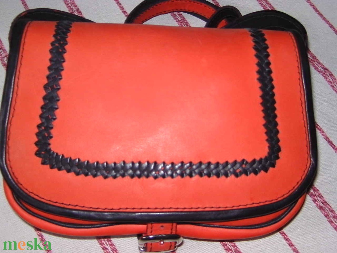 Piros-fekete szironyozott fedelű táska   - táska & tok - kézitáska & válltáska - vállon átvethető táska - Meska.hu