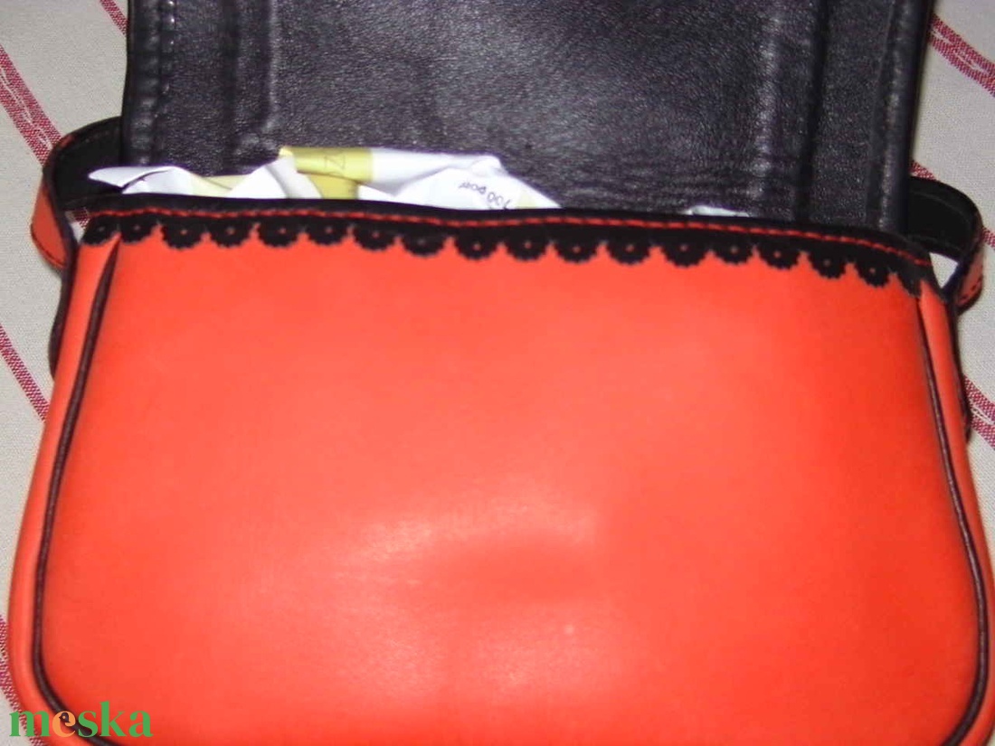 Piros-fekete szironyozott fedelű táska   - táska & tok - kézitáska & válltáska - vállon átvethető táska - Meska.hu