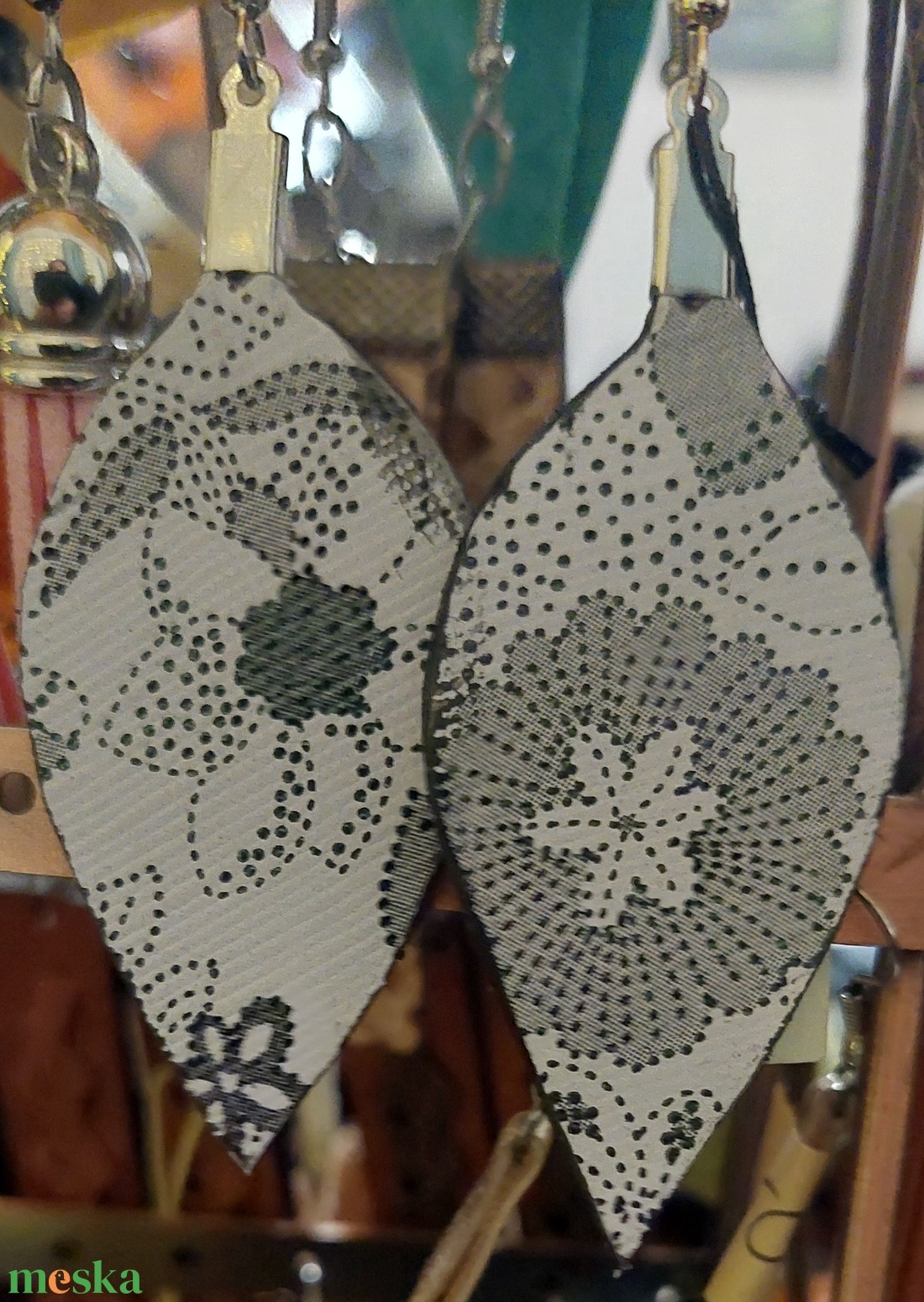 Fekete-fehér fülbevaló - ékszer - fülbevaló - lógó fülbevaló - Meska.hu