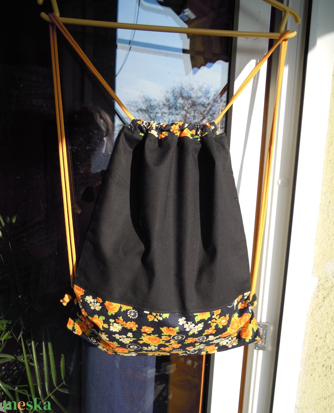 Fekete - virágos aljú gymbag, hátizsák, tornazsák 100% pamut  - táska & tok - hátizsák - tornazsák, gymbag - Meska.hu