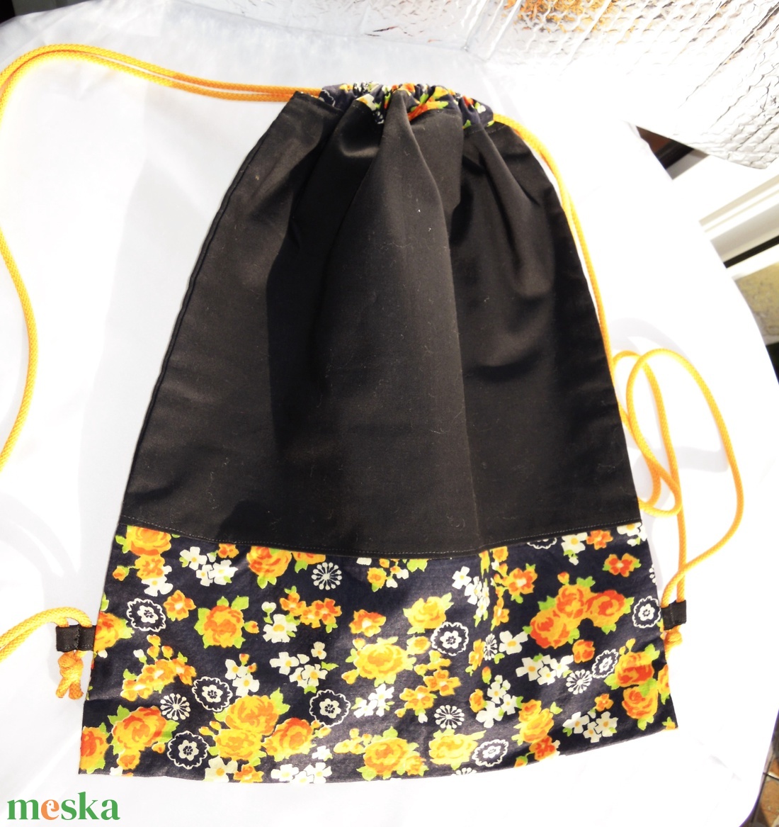 Fekete - virágos aljú gymbag, hátizsák, tornazsák 100% pamut  - táska & tok - hátizsák - tornazsák, gymbag - Meska.hu