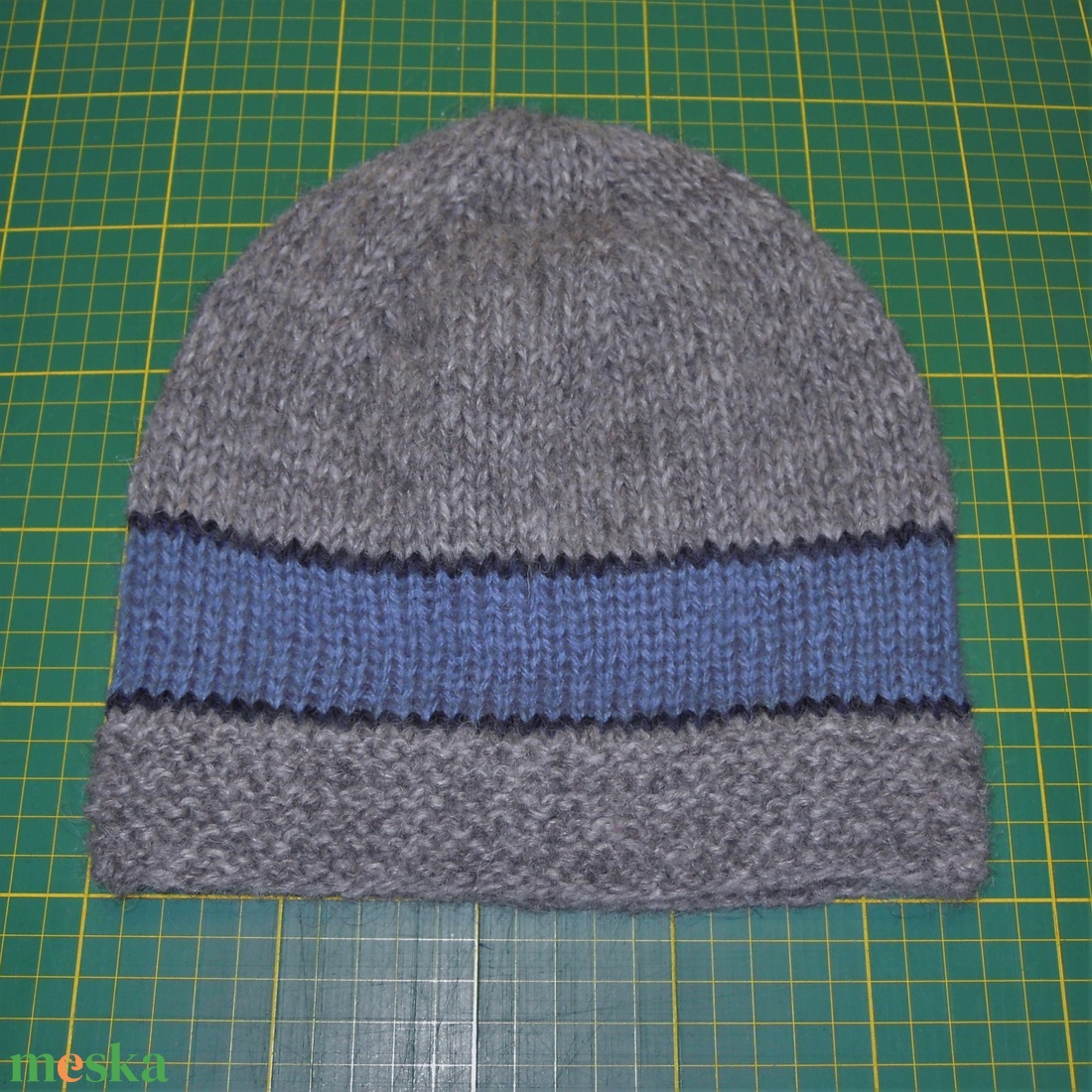 Gyapjú, kötött, férfi sapka - szürke, kék csíkos - ruha & divat - sál, sapka, kendő - sapka - Meska.hu