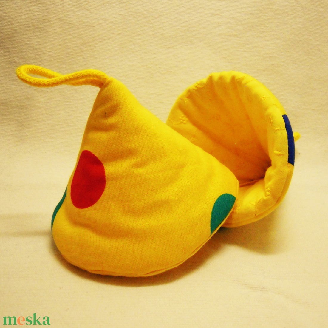 Vidám sárga, színes pöttyös edényfogó - 1 pár - otthon & életmód - konyhafelszerelés, tálalás - konyhai textil - edényfogó & edényfedő - Meska.hu