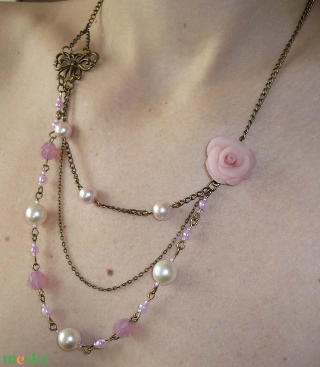 Rózsaszín rózsa és pillangó - 3 soros asszimetrikus réz nyaklánc - ékszer - nyaklánc - párhuzamos nyaklánc - Meska.hu