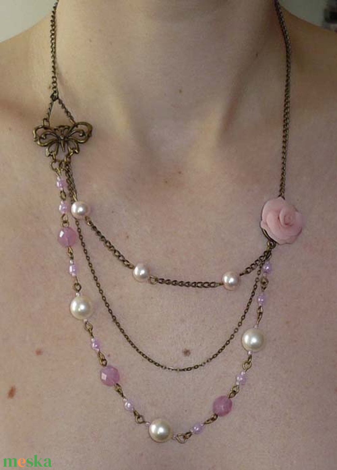 Rózsaszín rózsa és pillangó - 3 soros asszimetrikus réz nyaklánc - ékszer - nyaklánc - párhuzamos nyaklánc - Meska.hu