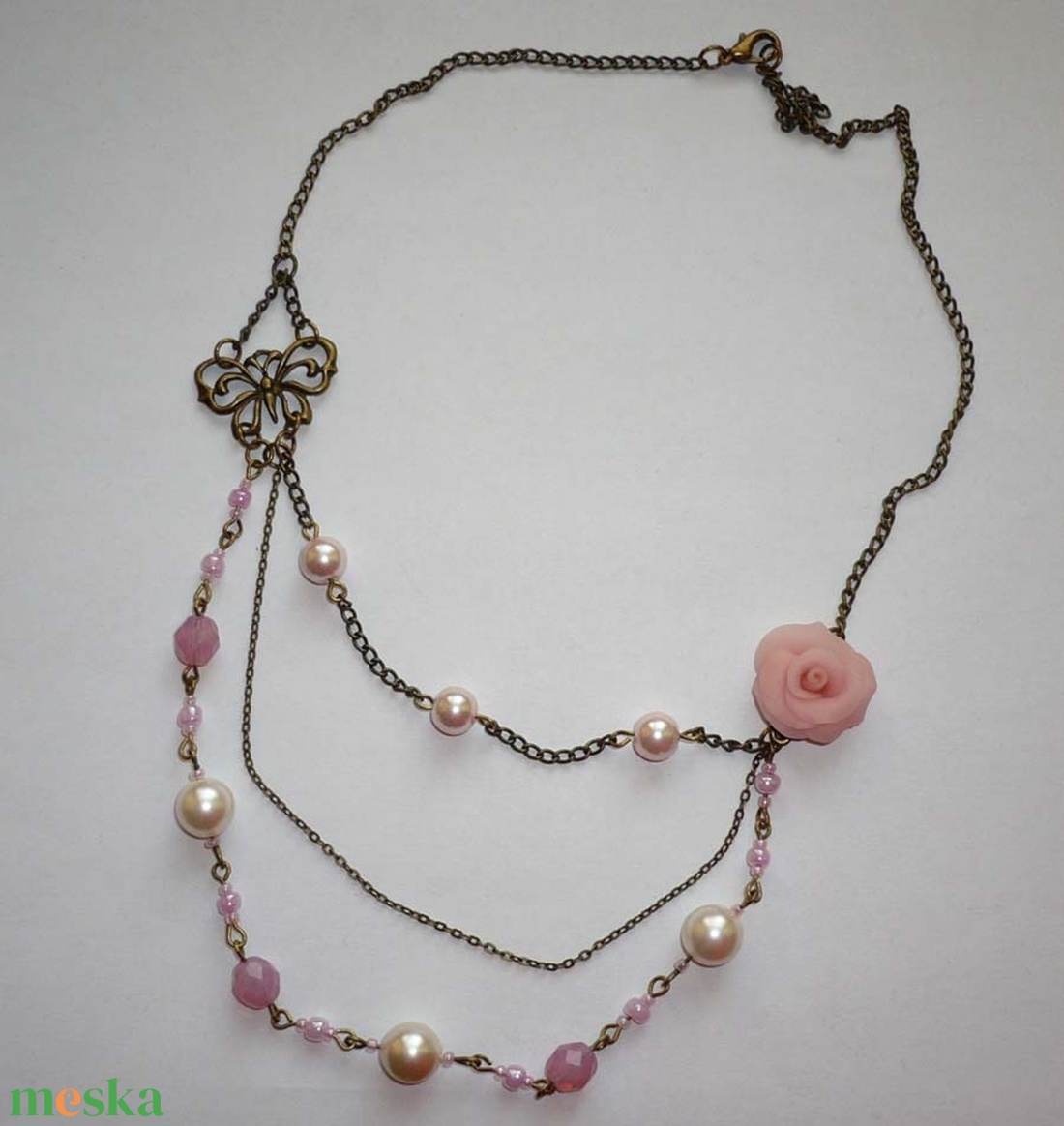 Rózsaszín rózsa és pillangó - 3 soros asszimetrikus réz nyaklánc - ékszer - nyaklánc - párhuzamos nyaklánc - Meska.hu