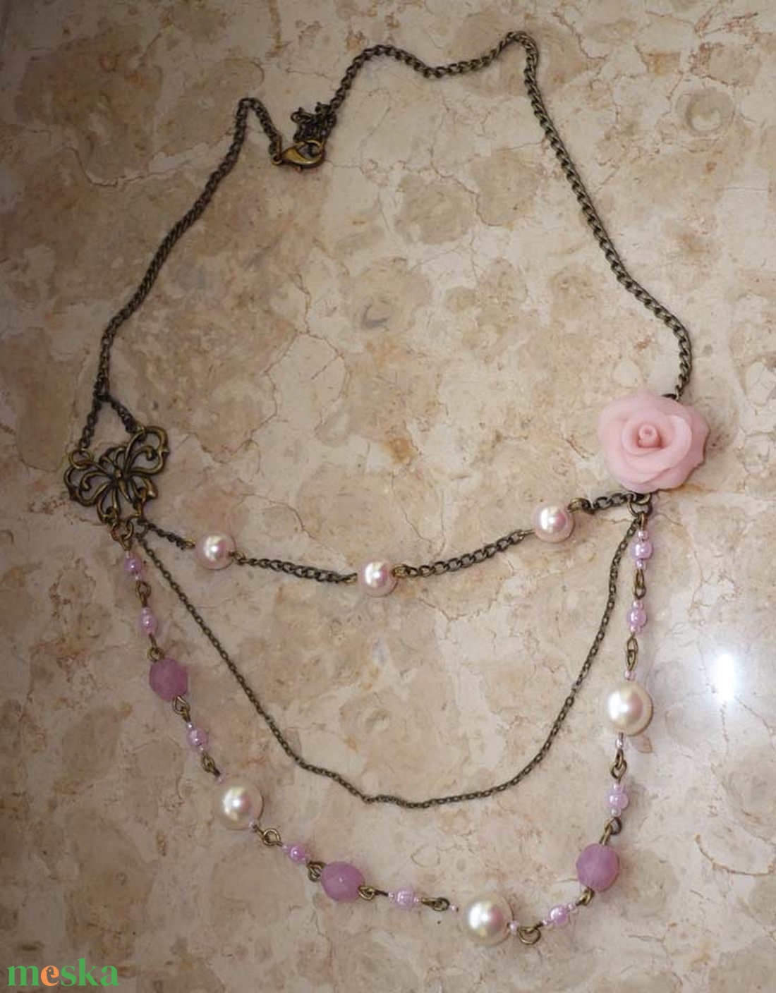Rózsaszín rózsa és pillangó - 3 soros asszimetrikus réz nyaklánc - ékszer - nyaklánc - párhuzamos nyaklánc - Meska.hu