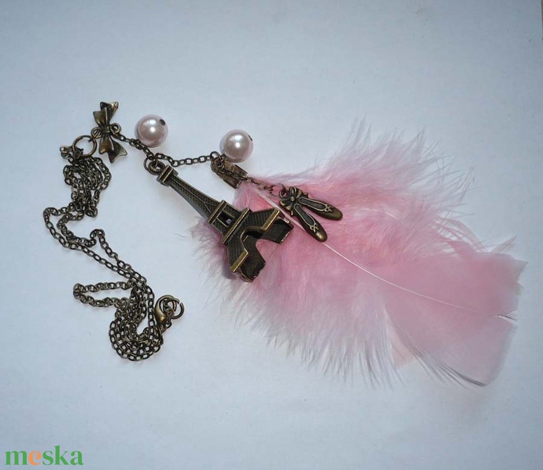 Francia balerina - aszimmetrikus vintage nyaklánc tollal és 3D Eiffel torony medállal - ékszer - nyaklánc - medálos nyaklánc - Meska.hu