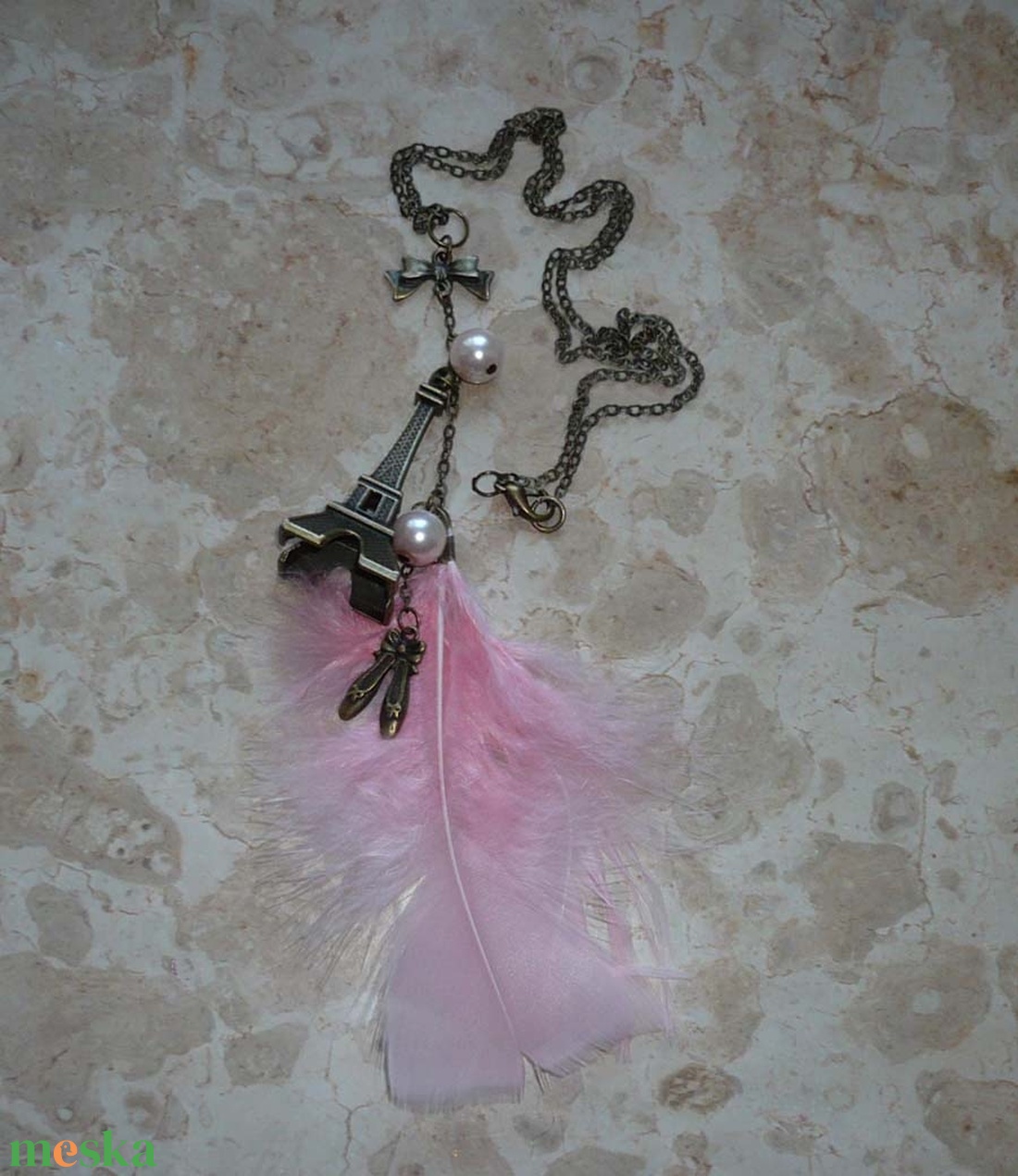 Francia balerina - aszimmetrikus vintage nyaklánc tollal és 3D Eiffel torony medállal - ékszer - nyaklánc - medálos nyaklánc - Meska.hu
