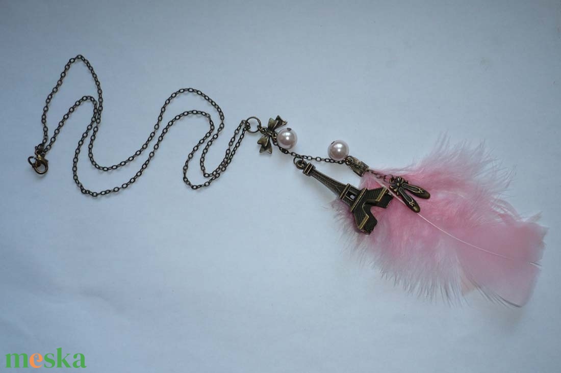 Francia balerina - aszimmetrikus vintage nyaklánc tollal és 3D Eiffel torony medállal - ékszer - nyaklánc - medálos nyaklánc - Meska.hu