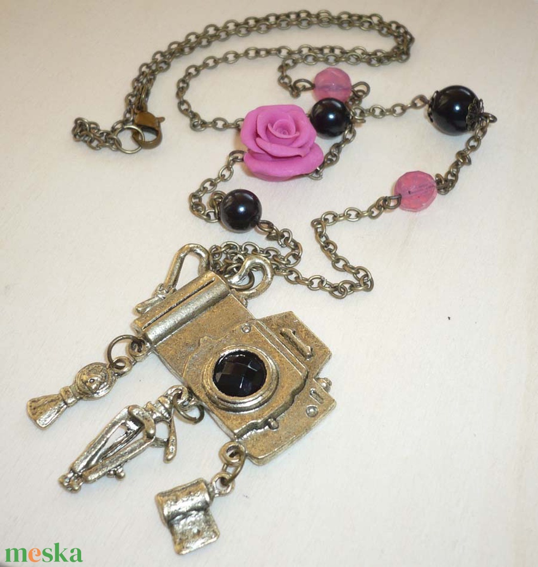 Aszimmetrikus réz vintage fényképezőgép nyaklánc rózsaszín, fekete gyöngyökkel, rózsával - ékszer - nyaklánc - medálos nyaklánc - Meska.hu
