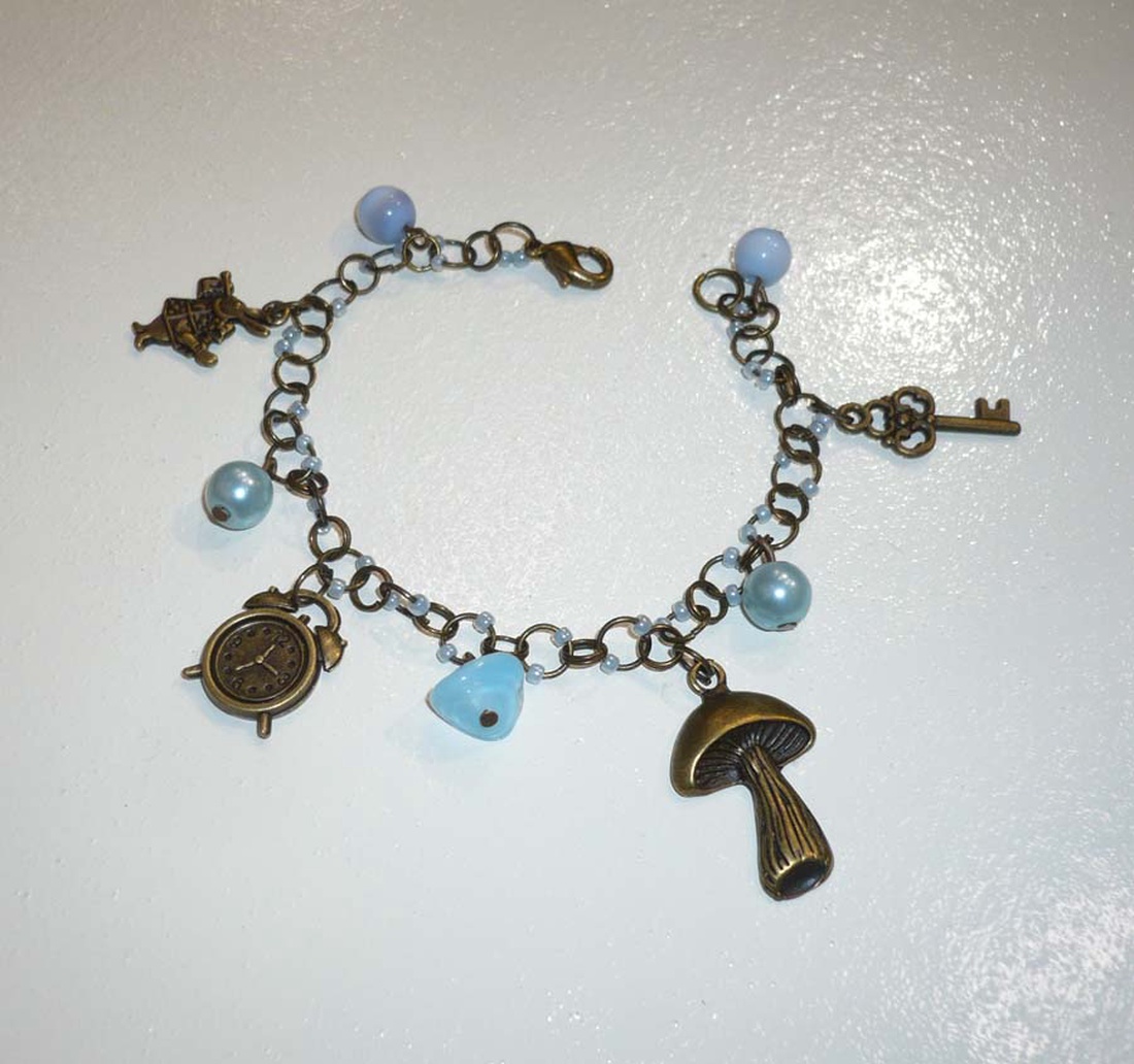 Nyúl, kulcs, óra,  gomba- kék, réz Alice in Wonderland karkötő -  - Meska.hu