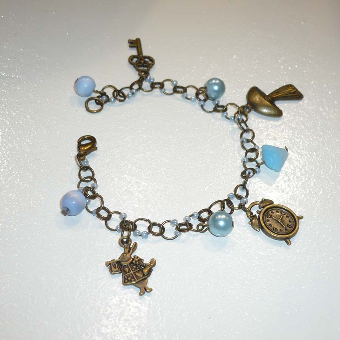 Nyúl, kulcs, óra,  gomba- kék, réz Alice in Wonderland karkötő -  - Meska.hu