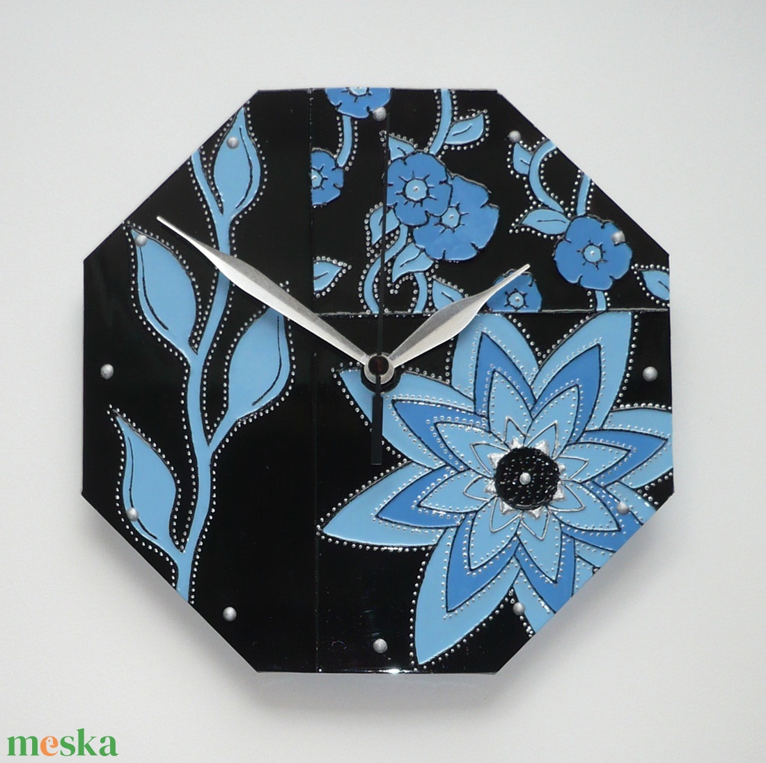Kék virágok feketével - egyedi festett üveg falióra - otthon & lakás - dekoráció - fali és függő dekoráció - falióra & óra - Meska.hu