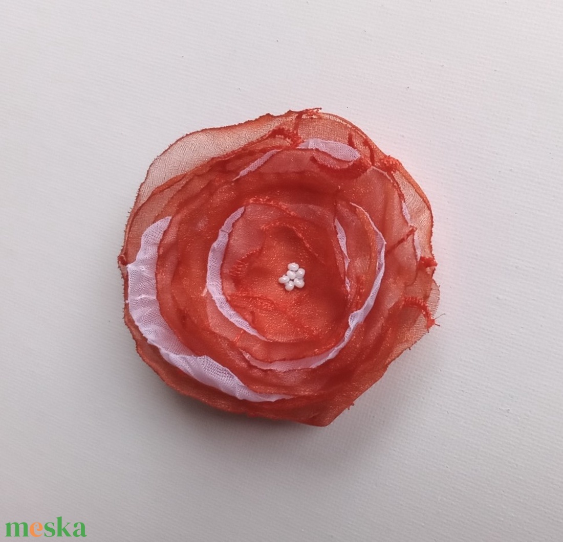 Egyszerű narancs-fehér organza virág bross, kitűző - ékszer - kitűző és bross - kitűző - Meska.hu Egyszerű narancs-fehér organza virág bross, kitűző - ékszer - kitűző és bross - kitűző - Meska.hu