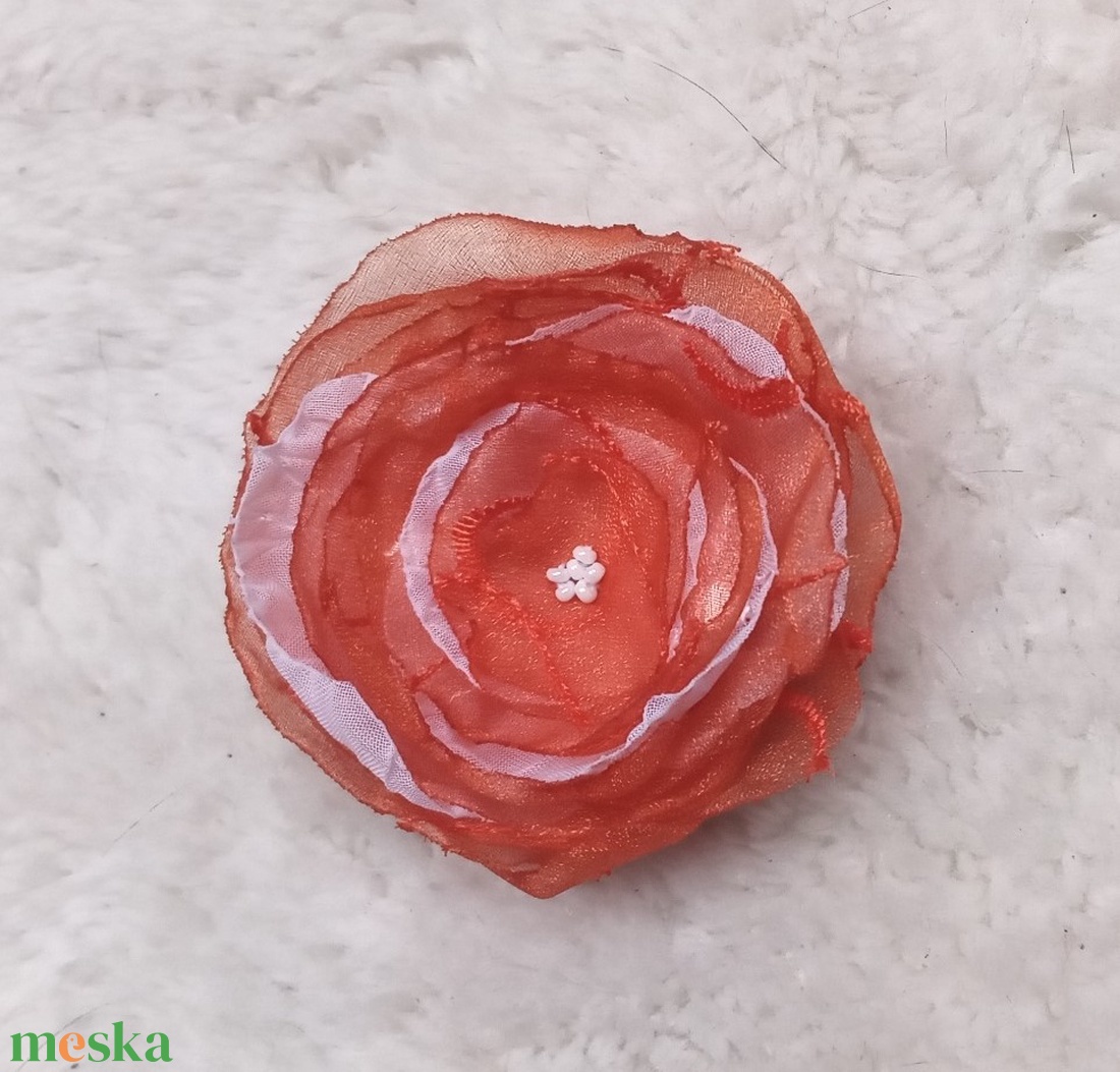 Egyszerű narancs-fehér organza virág bross, kitűző - ékszer - kitűző és bross - kitűző - Meska.hu Egyszerű narancs-fehér organza virág bross, kitűző - ékszer - kitűző és bross - kitűző - Meska.hu