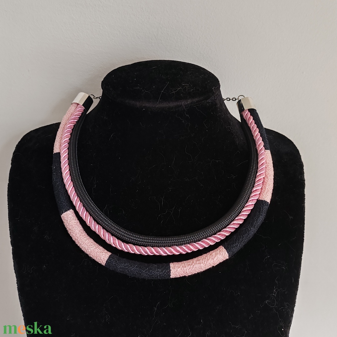 Rose Noir � Háromsoros Twist textildrapéria nyakék (Fekete és Púderrózsaszín) - ékszer - nyaklánc - többsoros nyaklánc - Meska.hu