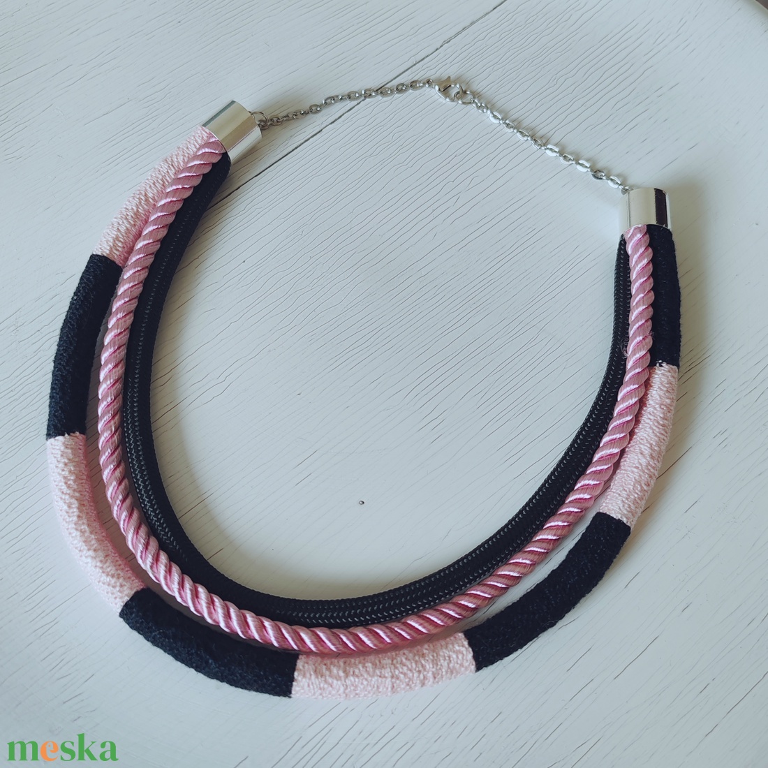 Rose Noir � Háromsoros Twist textildrapéria nyakék (Fekete és Púderrózsaszín) - ékszer - nyaklánc - többsoros nyaklánc - Meska.hu