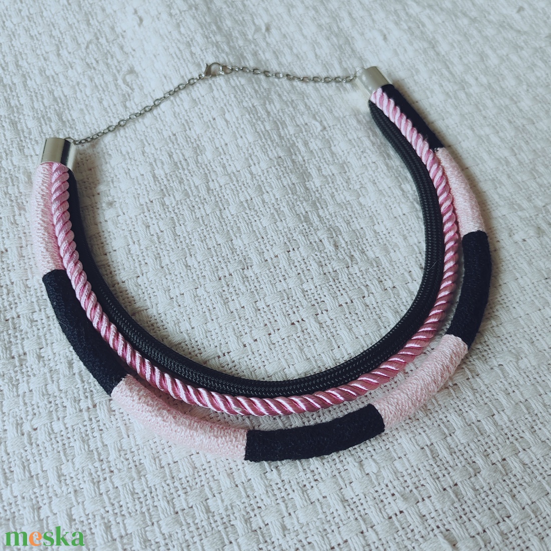 Rose Noir � Háromsoros Twist textildrapéria nyakék (Fekete és Púderrózsaszín) - ékszer - nyaklánc - többsoros nyaklánc - Meska.hu